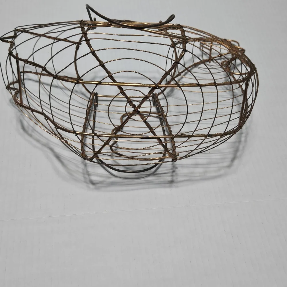 Chicken basket, copper colored wire egg basket egg collecting, like a chicken